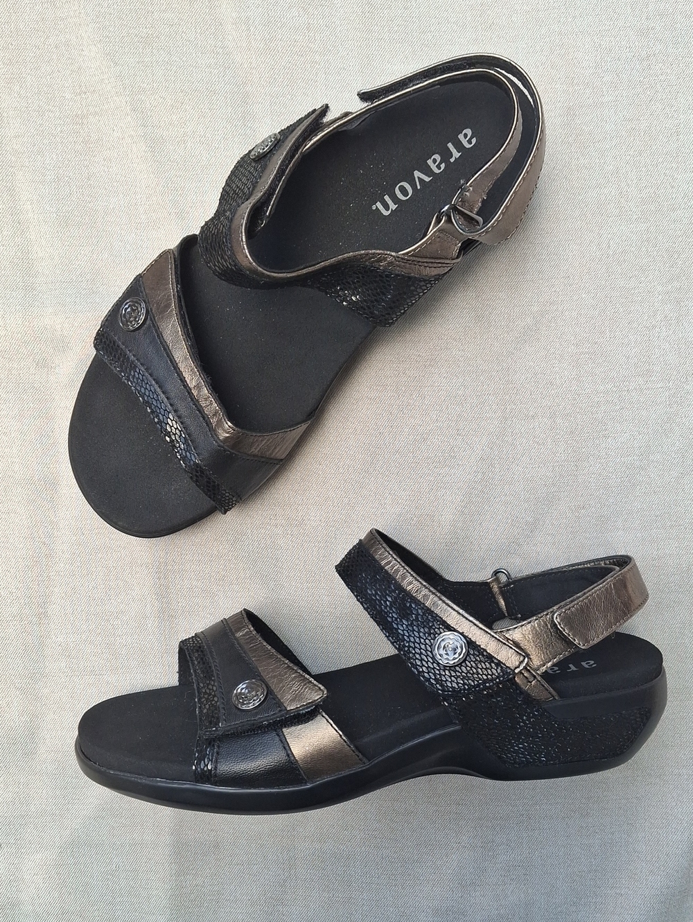 Aravon Katherine Black Snakeskin Embossed Leather Metallic Sandals - Size 9